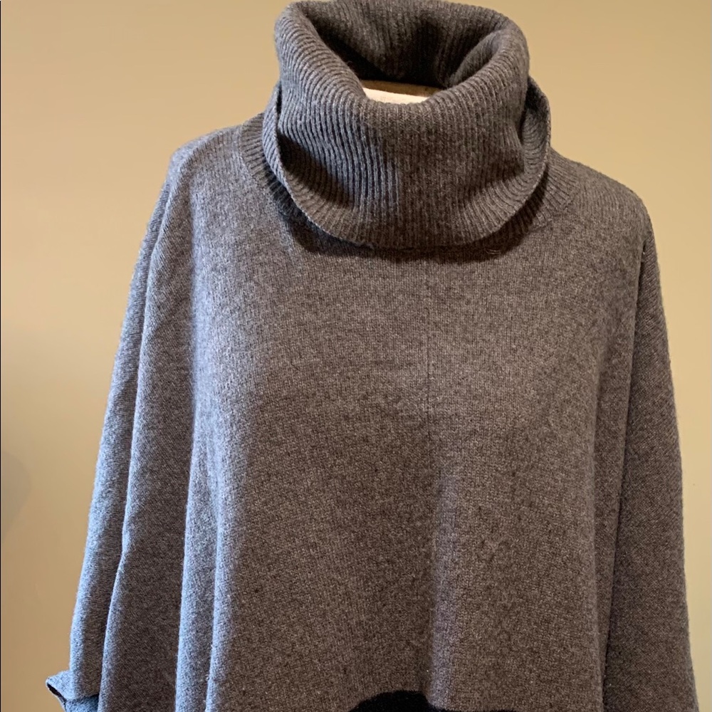 TAHARI WOOL PONCO